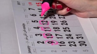 El işgünü takvimi pembe marker ile planlama