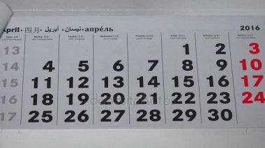 Kız el vernikli çivi ile gözyaşı 2016 yıl geçmiş takvim kağıt sayfaları