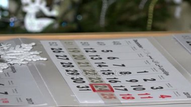 parmak basarak Kağıt takvim işareti Aralık son gün içinde 2016.