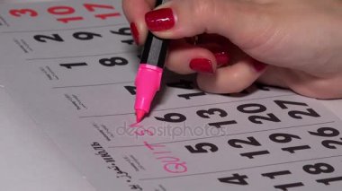 El yazma kağıt takvimde sigarayı