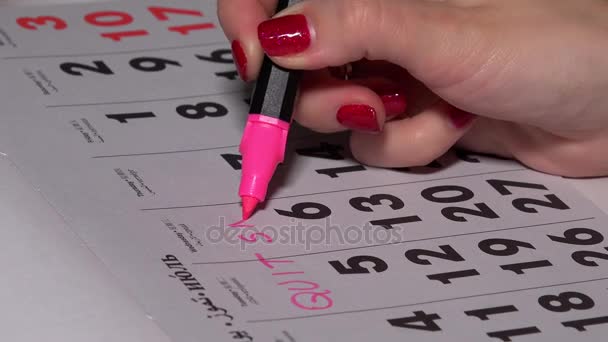 Female hand writing quit smoking on paper calendar — Stock Video