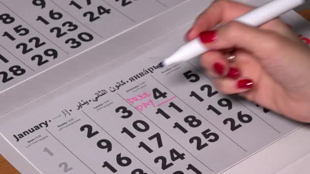 Weibliche Hand undercore 9 Kalendertag mit blauem Marker und schreiben john — Stockvideo