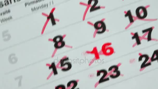 Hojas de calendario de papel caen sobre la mesa — Vídeos de Stock