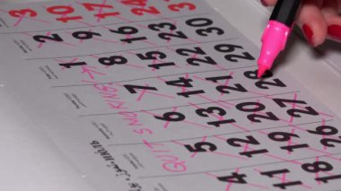 el cross gün kırmızı marker ile kağıt takvim üzerinde. çıkmak yasaktır planı