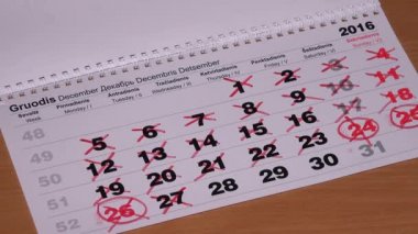 el kırmızı marker ile çapraz takvim 2016 yılı Aralık ayının son günlerinde