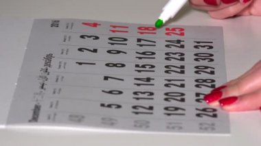 El boya yeşil Noel ağacına 25 gün kağıt takvim