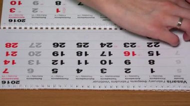 2016 yıl geçmiş takvim kağıt sayfaları yırtılma el.