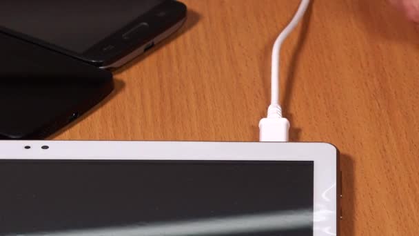 main connecter câble micro USB aux tablettes et prises de téléphone 