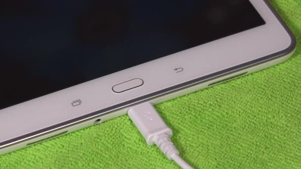 Débranchement main câble USB blanc de la tablette intelligente 