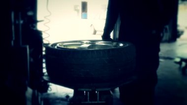 Montaj tamirci lastik ve hava ile elektrik kompresör açıldığı