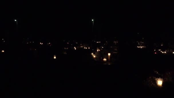 Κερί φώτα τη νύχτα πριν από την ημέρα της όλα νεκρά στο νεκροταφείο. 4k — Αρχείο Βίντεο