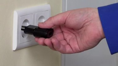 El fişi usb şarj adaptörü ve duvar soketine kablo.