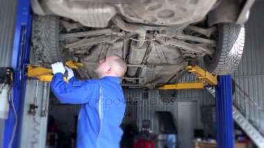 Otomobil incelenmesi makinist garajda kaldırdı.