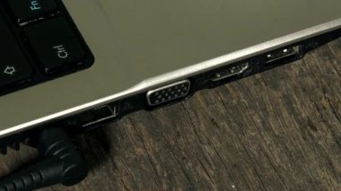 HDMI Kablo dizüstü bilgisayara bağlanmayı parmak