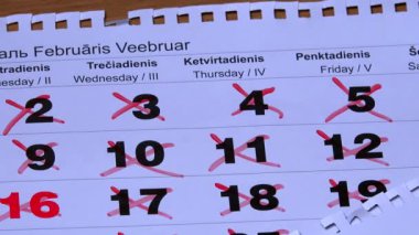 Masanın üstüne düşme takvim sayfaları