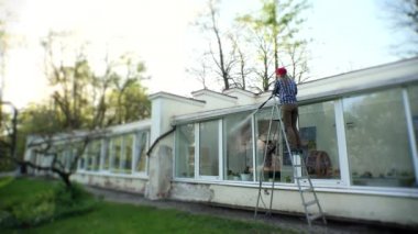 Bina dış yüksek basınçlı su jeti ile temizlik kadın.