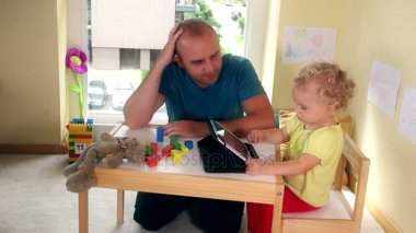 Babası onun çocuk kızdan tablet bilgisayar al ve git