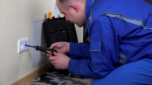 Electricista chico instalar enchufe de corriente de pared — Vídeos de Stock