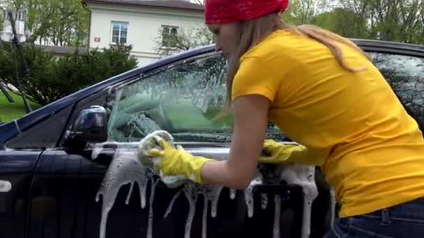 Trabajadora lavando automóviles al aire libre. Disparo de mano . — Vídeo de stock