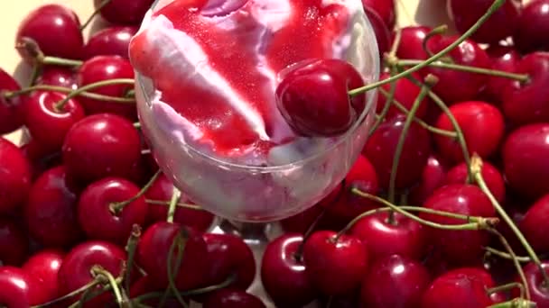 Fruchteis im Glas mit Kirschbeeren obendrauf — Stockvideo