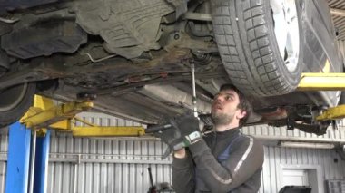 Erkek otomatik mekanik anahtar altında araba garajında çalışma ile