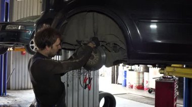 hizmet çalışan adam tamir Otomobil fren sistemi.
