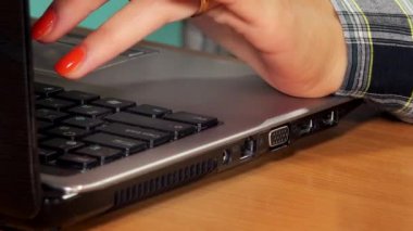 El dizüstü bilgisayara bağlama beyaz Usb tel kablo. portre