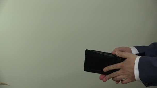 Kvinna hand in 50 euro man plånbok. Visa på vit bakgrund. 4k — Stockvideo