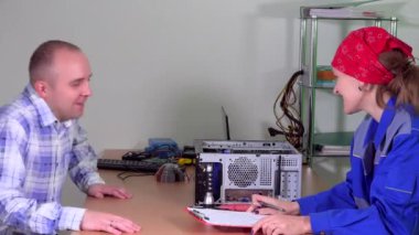 Profesyonel bilgisayar uzmanı kadın adama onarılan tablet bilgisayar vermek