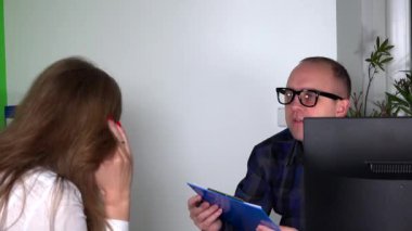 dikkatli erkek psikiyatrist erkek ve sorunlu kadın. psikolog notlar Pano