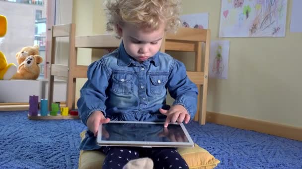 Adorable niño usando tableta de computadora en su habitación — Vídeos de Stock