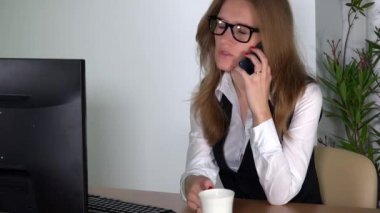 Finans piyasasında broker kadın danışmanlık istemci müşteri telefon