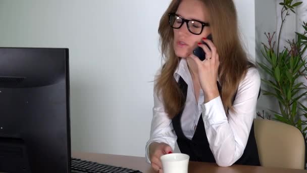 Брокер фінансового ринку жінка консультує клієнта клієнта по телефону — стокове відео