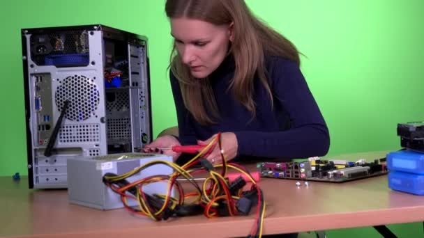 Kobieta się naprawami wykwalifikowanych komputerowego uaktualnienia komputera stacjonarnego sprzętu — Wideo stockowe