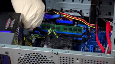 Bilgisayar uzman eller RAM bellek modülünü yerine takma