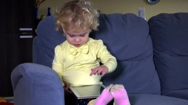 Zaman anne el almak uzakta tablet bilgisayar küçük çocuk ağlamaya. Bilgisayar bağımlılığı