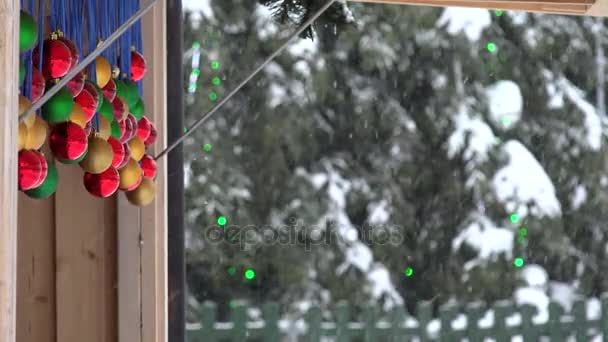 Игрушки двигаться на ветру и елки фоне Рождества на рождественском городском рынке — стоковое видео