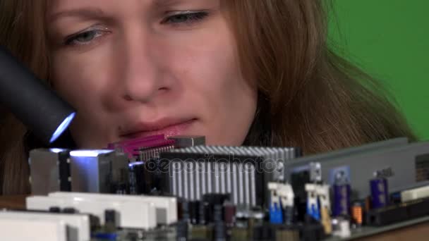 Kobieta piękna inżynier patrząc na pc płyta główna mikroprocesorów i złącza — Wideo stockowe
