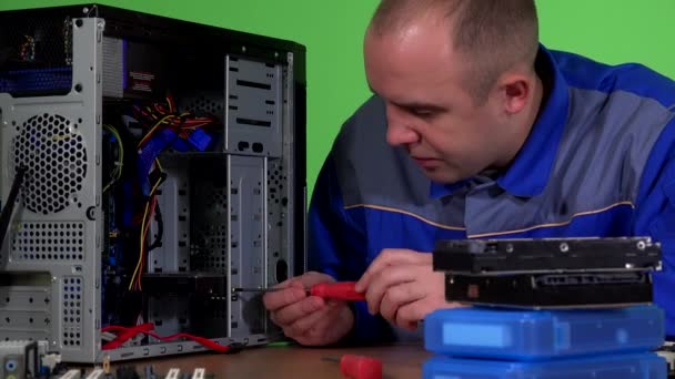 Geschoolde computer hersteller man harde schijf vervangen en sluit stroom en sata-kabels — Stockvideo