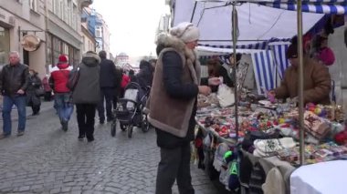 Ticari tezgahları çeşitli el yapımı el sanatları Hediyelik eşya tam yürüyün. Steadicam