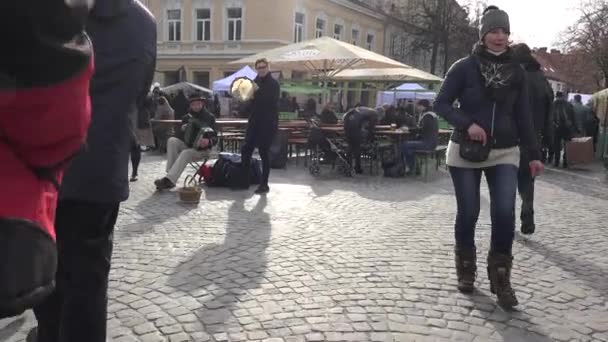 Muzycy grają z bębna akordeon i skrzypce w ulicy zdarzenia. Steadicam — Wideo stockowe