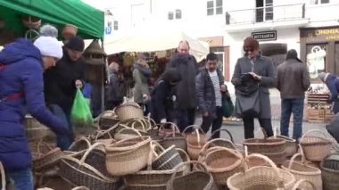 insanlar el yapımı hasır sepetleri bahar Casimir adil piyasa satın. Steadicam