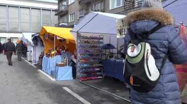 tüccar tam çeşitli el yapımı el sanatları Hediyelik eşya tezgahları. Steadicam