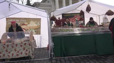 POV yürüyüş satıcı çadır yakınındaki bahar casimir adil Festivali duraklarına. Steadicam