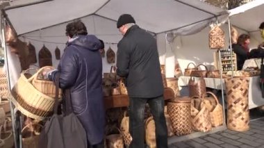 Açık pazarda satılan çeşitli el yapımı Hediyelik eşyalar için vatandaş insanlar bakmak