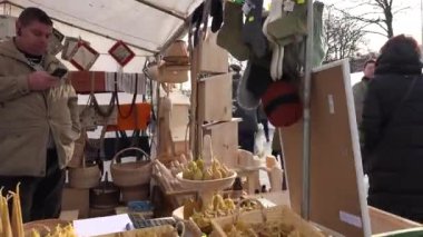 Bahar casimir adil Festivali çadırda satıcı yakın yürüyüş. Tüccar mal satmak