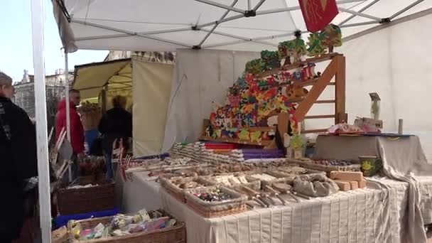 Merchant stalls full of various handmade crafts souvenirs. Casimirs fair — Stock Video