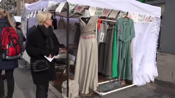 Pessoas e roupas de material natural vendidos na feira Casimir ao ar livre. estefadame — Vídeo de Stock