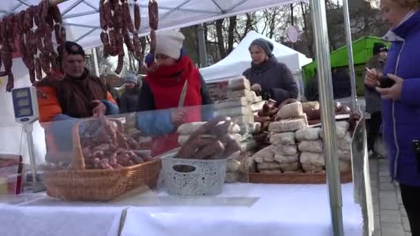 Leverantör man och kvinna säljer rökt kött och kunden människor som betalar pengar för mat — Stockvideo
