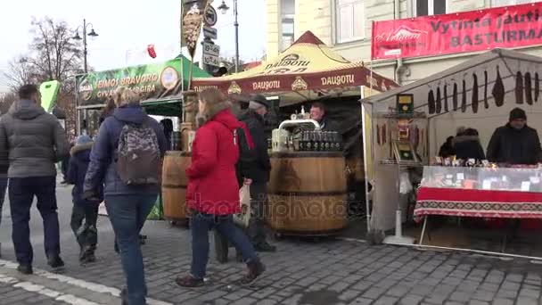 Steadicam ходить между людьми и торговых киосков киосков киосков в весенний фестиваль — стоковое видео